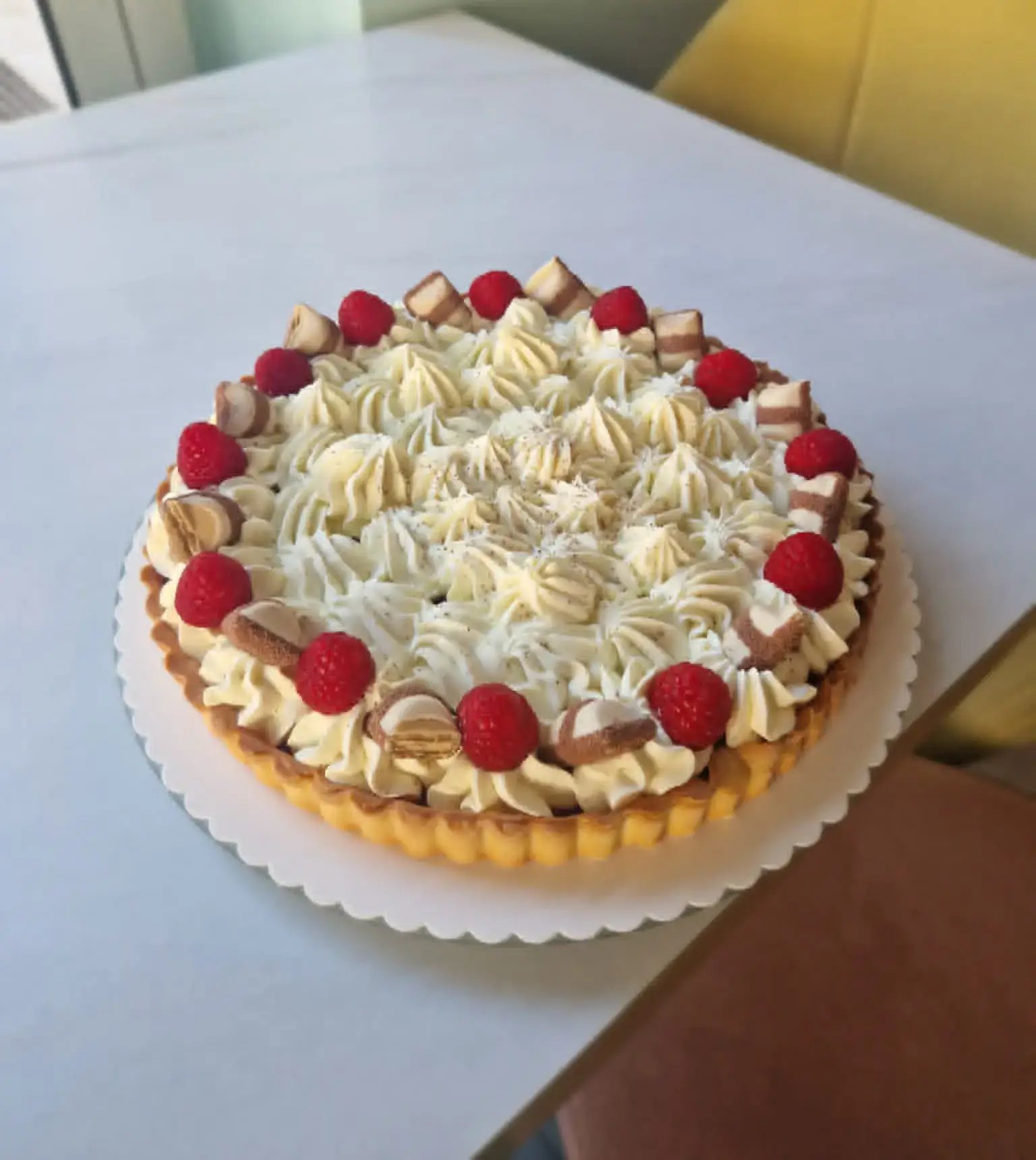 Tarta malina biała czekolada z kremem mascarpone ozdobiona malinami i Kinder Bueno